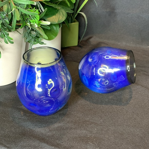 Hand blown artist signed neon blue coin dot stemless wineglasses - Picture 10 of 12
